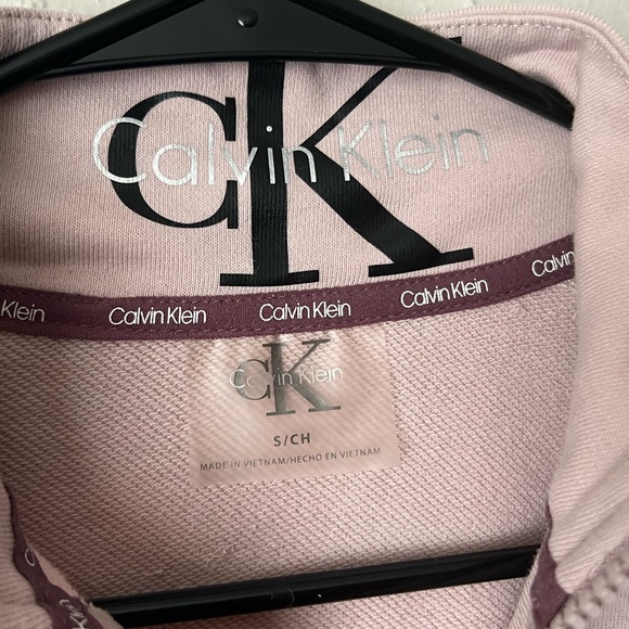 Calvin Klein Women's Long Sleeve 1/2
Zip Pullover Crop Logo Sweatshirt Size S/CH - Picture 10 of 10